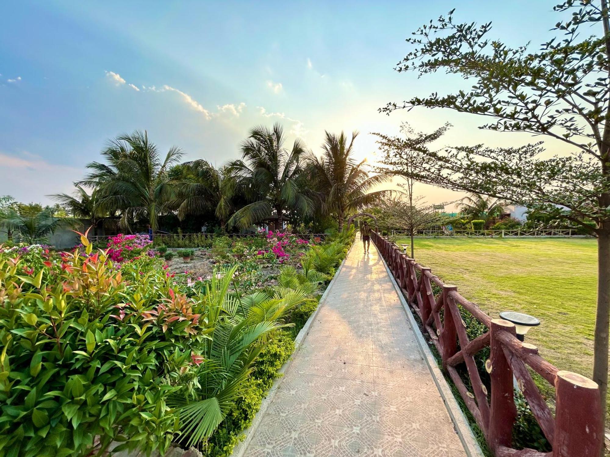 Palli Bangla Resort, Near Ruby Hospital, Anandapur Calcuta Exterior foto